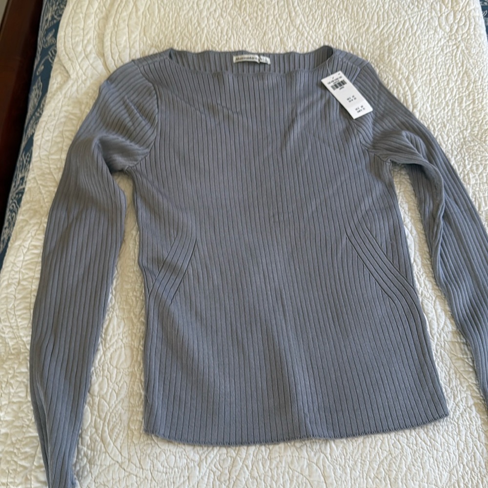NWT ABERCROMBIE & FITCH GRAY TOP - RETAIL $60